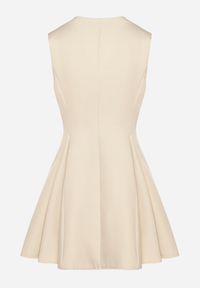 Born2be - Beżowa Sukienka Rozkloszowana Ozdobiona Guzikami Pallisna. Kolor: beżowy. Materiał: materiał. Wzór: aplikacja. Typ sukienki: rozkloszowane. Styl: elegancki, klasyczny #6