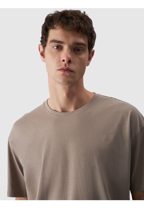 4f - 4F T-shirt oversize gładki uniseks - brązowy M. Okazja: na co dzień. Kolor: brązowy. Materiał: bawełna, jersey, dzianina. Długość rękawa: krótki rękaw. Długość: krótkie. Wzór: gładki. Styl: sportowy, klasyczny, casual