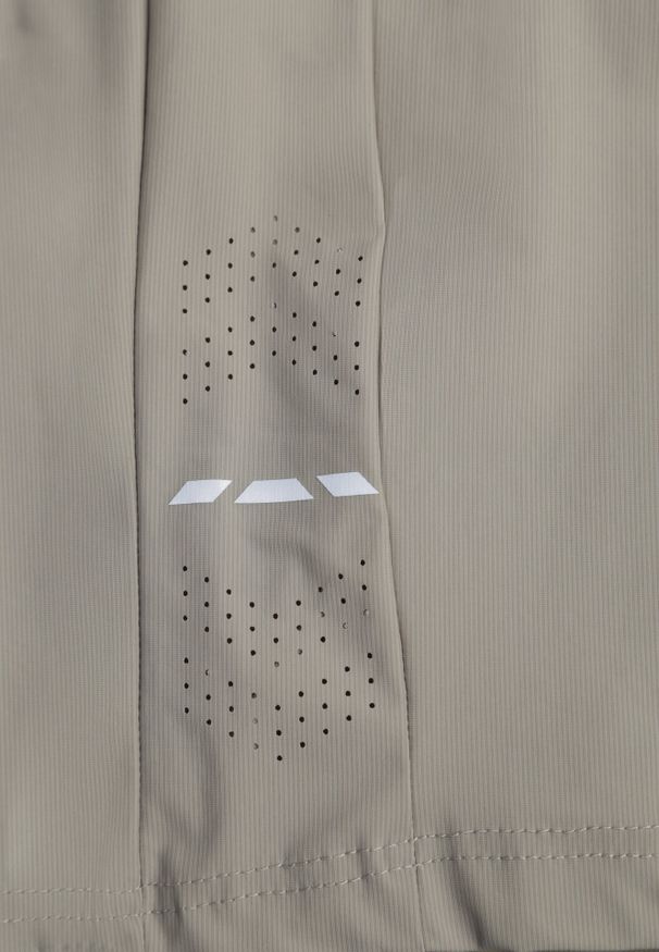 Born2be - Ciemnobeżowe Szorty w Sportowym Stylu ze Sznurkami i Zasuwanymi Kieszeniami Abateia. Okazja: na co dzień. Kolor: beżowy. Materiał: materiał. Wzór: napisy. Sezon: lato. Styl: sportowy