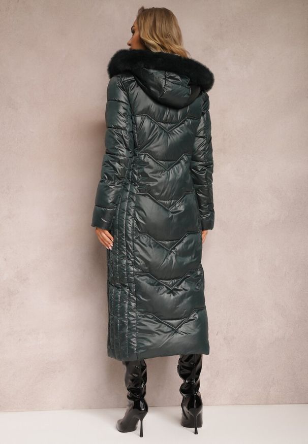 Renee - Ciemnozielona Kurtka Płaszcz z Ozdobnym Pikowaniem z Kapturem z Futerkiem i Marszczeniami Larian. Okazja: na co dzień. Typ kołnierza: kaptur. Kolor: niebieski. Materiał: futro. Styl: elegancki, casual