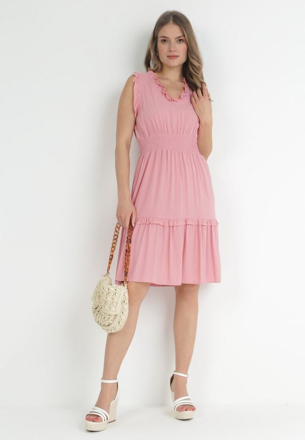 Born2be - Ciemnoróżowa Sukienka z Falbankami i Marszczoną Gumką w Pasie z Wiskozy Falirina. Typ kołnierza: kołnierz z falbankami. Kolor: różowy. Materiał: wiskoza. Wzór: aplikacja