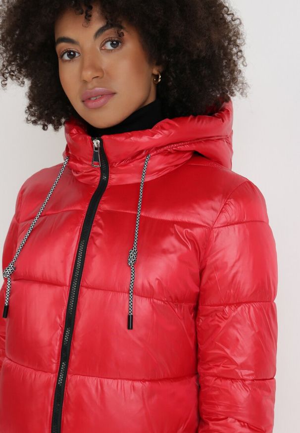 Born2be - Czerwona Kurtka Simorus. Kolor: czerwony. Materiał: tkanina. Długość: długie. Wzór: aplikacja