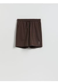 Reserved - Szorty regular fit - brązowy. Kolor: brązowy. Materiał: bawełna #1