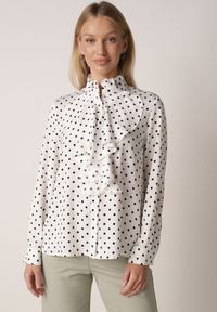 Born2be - Biała Wiskozowa Koszula w Kropki ze Stójką z Ozdobnymi Falbanami Isamene. Okazja: na co dzień. Typ kołnierza: kołnierzyk stójkowy. Kolor: biały. Materiał: wiskoza. Wzór: kropki. Styl: casual, klasyczny #1
