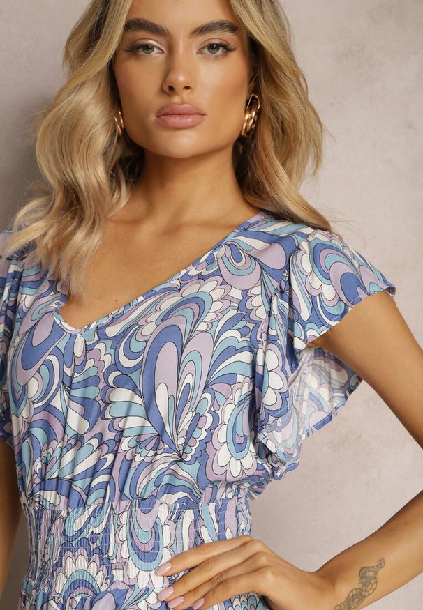 Renee - Niebieska Sukienka Boho z Gumką w Pasie i Asymetrycznym Dołem z Wiskozy Anorissa. Kolor: niebieski. Materiał: wiskoza. Typ sukienki: asymetryczne. Styl: boho