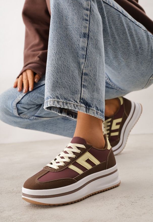 Renee - Brązowe Sneakersy na Platformie z Geometrycznym Motywem Hippiopis. Okazja: na co dzień. Kolor: brązowy. Materiał: jeans. Wzór: geometria. Obcas: na platformie