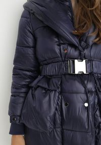 Born2be - Granatowa Kurtka Pikowana Długa Drerrigale. Kolor: niebieski. Materiał: materiał. Długość rękawa: długi rękaw. Długość: długie. Sezon: zima, jesień #3