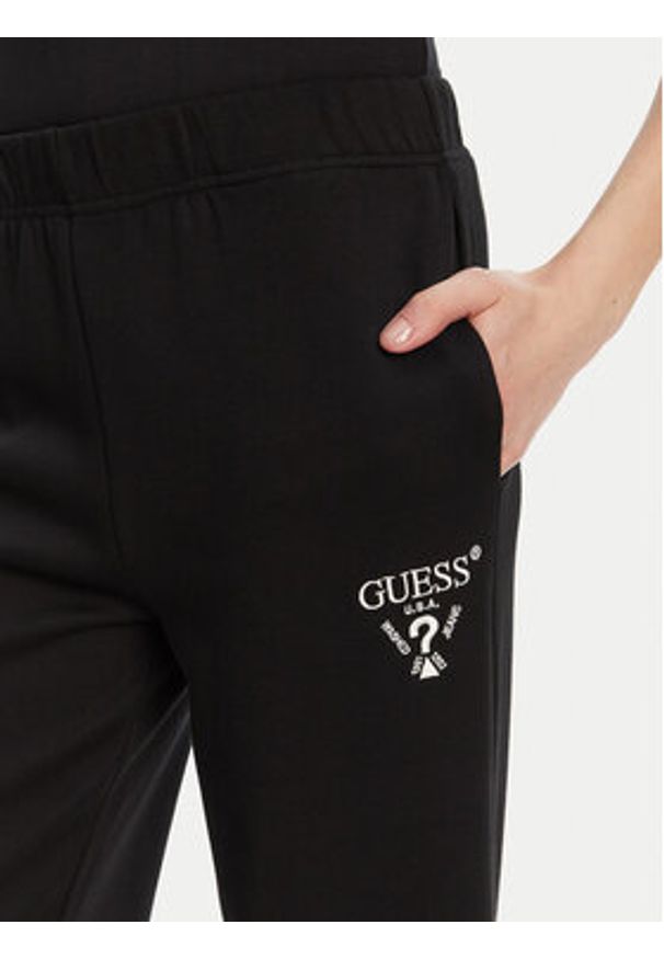 Guess Spodnie dresowe V5RB12 KC3D2 Czarny Regular Fit. Kolor: czarny. Materiał: syntetyk