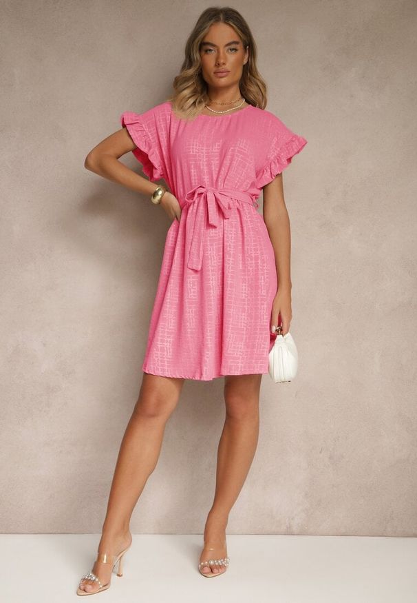 Renee - Fuksjowa Sukienka z Paskiem i Falbankami przy Rękawach Folunelle. Okazja: na co dzień. Typ kołnierza: kołnierz z falbankami. Kolor: różowy. Styl: casual, elegancki, klasyczny