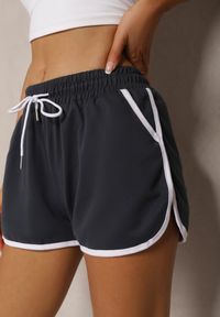 Renee - Granatowe Szorty Dresowe z Dodatkiem Bawełny High Waist Wykończone Lamówką Mivorina. Stan: podwyższony. Kolor: niebieski. Materiał: dresówka, bawełna. Długość: krótkie. Styl: sportowy, elegancki #5