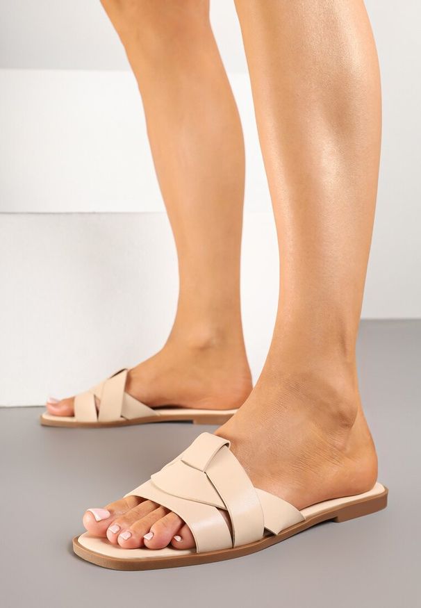 Born2be - Beżowe Płaskie Klapki z Przeplatanymi Paskami Davialoria. Okazja: na spotkanie biznesowe, do pracy, na co dzień. Kolor: beżowy. Sezon: lato. Styl: elegancki, casual, biznesowy