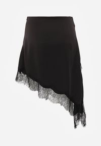 Born2be - Czarna Satynowa Spódnica o Asymetrycznym Kroju z Koronką Arlivia. Kolor: czarny. Materiał: satyna, koronka. Wzór: koronka. Styl: elegancki, klasyczny #4