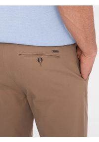 Ombre Clothing - Spodnie męskie chino SLIM FIT - jasnobrązowe V2 - Rozmiar: L. Kolor: brązowy. Materiał: bawełna #4
