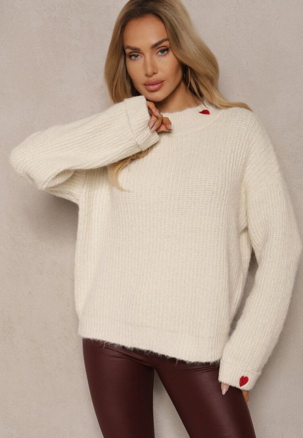 Renee - Beżowy Sweter z Wełną i Ozdobnym Sercem Tinnoriava. Okazja: na co dzień. Kolor: beżowy. Materiał: wełna. Długość rękawa: długi rękaw. Długość: długie. Styl: klasyczny, casual, elegancki