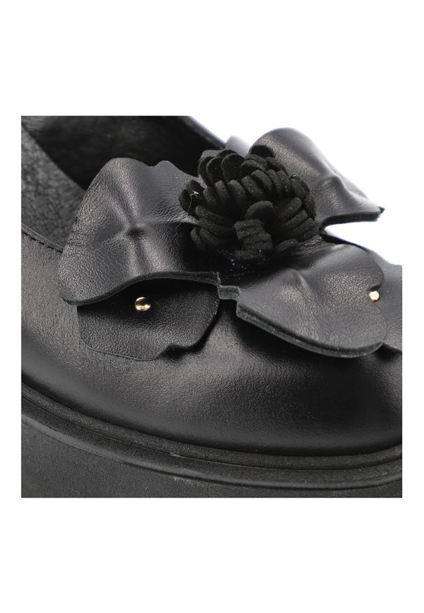 Czarne Półbuty Karino Eleganckie Obuwie Damskie Na Obcasie. Okazja: na co dzień. Kolor: czarny. Materiał: skóra, jeans. Wzór: kwiaty. Obcas: na obcasie. Styl: elegancki. Wysokość obcasa: średni