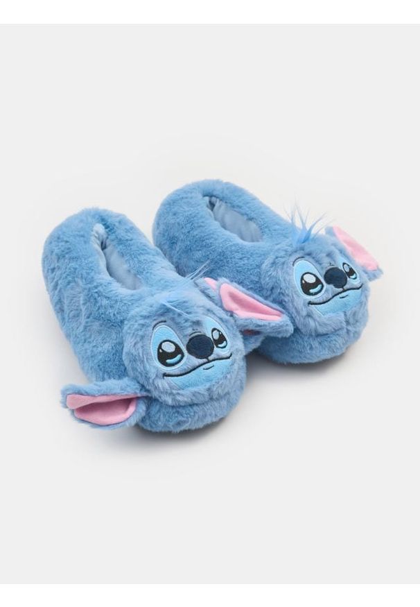 Sinsay - Kapcie ze sztucznym futerkiem i elementami 3D Lilo & Stitch - niebieski. Kolor: niebieski. Materiał: futro