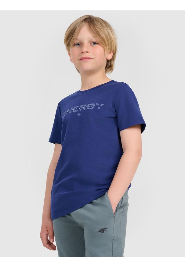 4f - 4F T-shirt regular z nadrukiem chłopięcy - granatowy 134 (8-9 lat). Okazja: na co dzień. Kolor: niebieski. Materiał: jersey, bawełna, materiał. Długość rękawa: krótki rękaw. Długość: krótkie. Wzór: nadruk. Sezon: lato. Styl: sportowy, klasyczny, casual