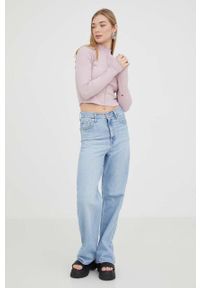 Vans longsleeve damski kolor różowy z półgolfem. Kolor: różowy. Materiał: dzianina, prążkowany. Długość rękawa: długi rękaw. Wzór: aplikacja #2