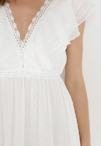 Born2be - Biała Sukienka Diomena. Typ kołnierza: kołnierz z falbankami. Kolor: biały. Materiał: tkanina, koronka. Wzór: koronka. Długość: maxi #3