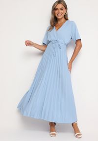 Born2be - Niebieska Sukienka Plisowana Maxi z Wiązanym Paskiem Dianiza. Kolor: niebieski. Materiał: materiał. Długość: maxi #1