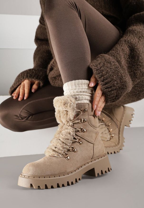 Born2be - Ciemnobeżowe Sznurowane Traperki z Ekozamszu z Futerkiem na Języku Mestiara. Zapięcie: zamek. Kolor: beżowy. Materiał: futro. Wzór: aplikacja. Obcas: na płaskiej podeszwie