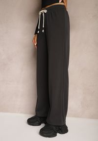 Renee - Ciemnoszare Prążkowane Spodnie Szerokie High Waist z Troczkiem w Pasie Saivine. Okazja: na spotkanie biznesowe, na co dzień. Stan: podwyższony. Kolor: szary. Materiał: prążkowany. Długość: długie. Styl: casual, biznesowy