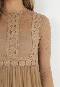 Born2be - Ciemnobeżowa Sukienka Jynerris. Typ kołnierza: kołnierzyk stójkowy. Kolor: beżowy, brązowy. Materiał: tiul, koronka, materiał. Długość rękawa: długi rękaw. Wzór: aplikacja, ażurowy. Styl: elegancki. Długość: midi #3
