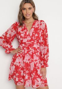 Born2be - Czerwona Sukienka Rozkloszowana w Kwiaty Aclia. Okazja: na wesele, na ślub cywilny, na imprezę. Kolor: czerwony. Wzór: kwiaty #5