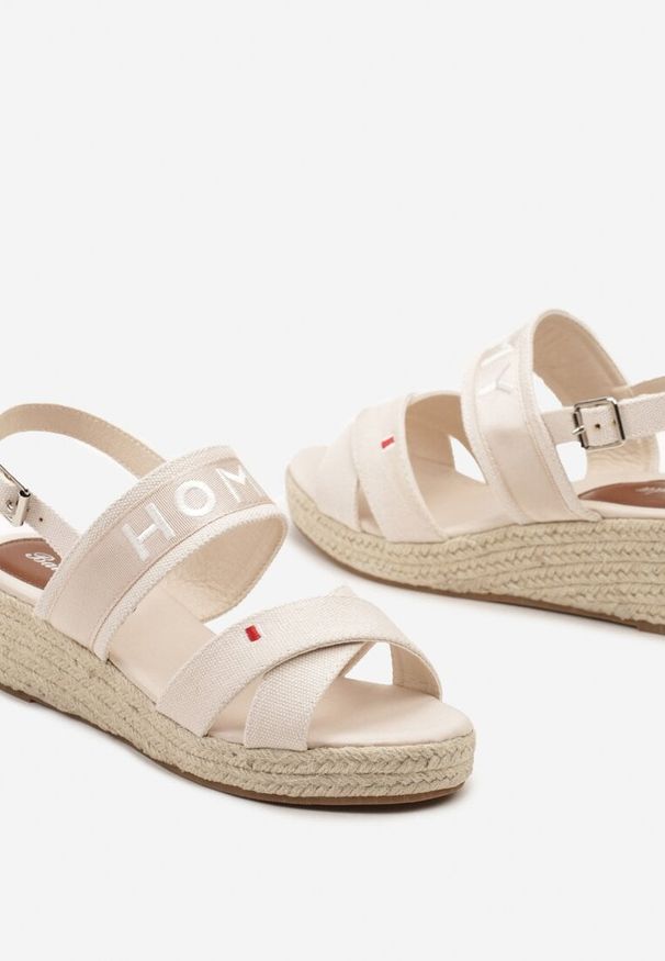 Born2be - Beżowe Sandały na Niskim Koturnie z Przeplatanymi Paskami w Stylu Boho Zapinane przy Kostce Herianna. Zapięcie: pasek. Kolor: beżowy. Sezon: lato. Obcas: na koturnie. Styl: boho