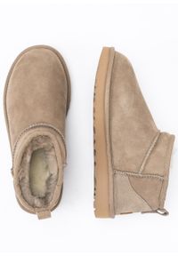 Ugg - Buty zimowe damskie brązowe UGG W Classic Ultra Mini. Okazja: na plażę. Kolor: brązowy. Materiał: materiał. Sezon: zima. Styl: młodzieżowy #4