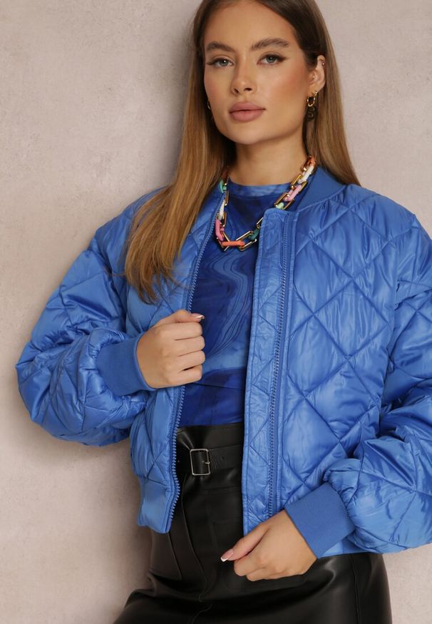 Renee - Niebieska Kurtka Bomberka Pikowana Yeva. Kolor: niebieski. Materiał: jeans, prążkowany, skóra