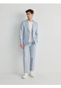 Reserved - Spodnie garniturowe z domieszką lnu - jasnoniebieski. Kolor: niebieski. Materiał: len