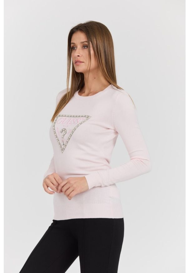 Guess - GUESS Różowy damski sweter Rylie Triangle Logo. Kolor: różowy. Materiał: wiskoza, elastan. Długość rękawa: długi rękaw. Długość: długie. Styl: klasyczny