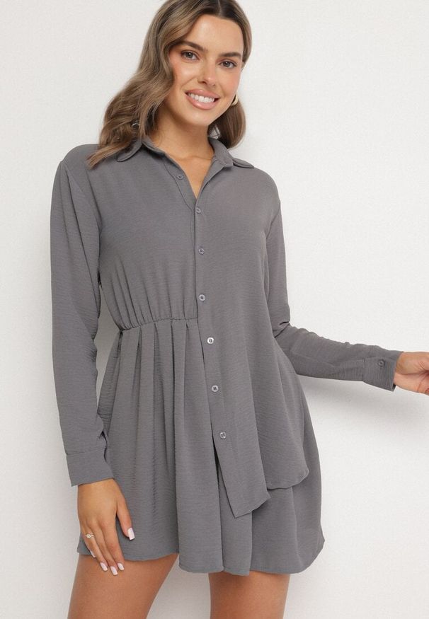 Born2be - Szara Asymetryczna Sukienka o Koszulowym Kroju z Gumką w Talii Elodina. Kolor: szary. Długość rękawa: długi rękaw. Typ sukienki: koszulowe, asymetryczne. Styl: elegancki, sportowy