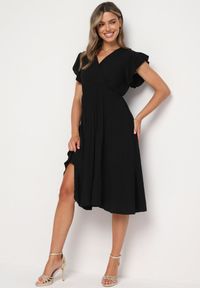 Born2be - Czarna Plisowana Sukienka z Kopertowym Dekoltem i Gumką w Talii Waretta. Typ kołnierza: dekolt kopertowy. Kolor: czarny. Typ sukienki: kopertowe. Styl: elegancki #6