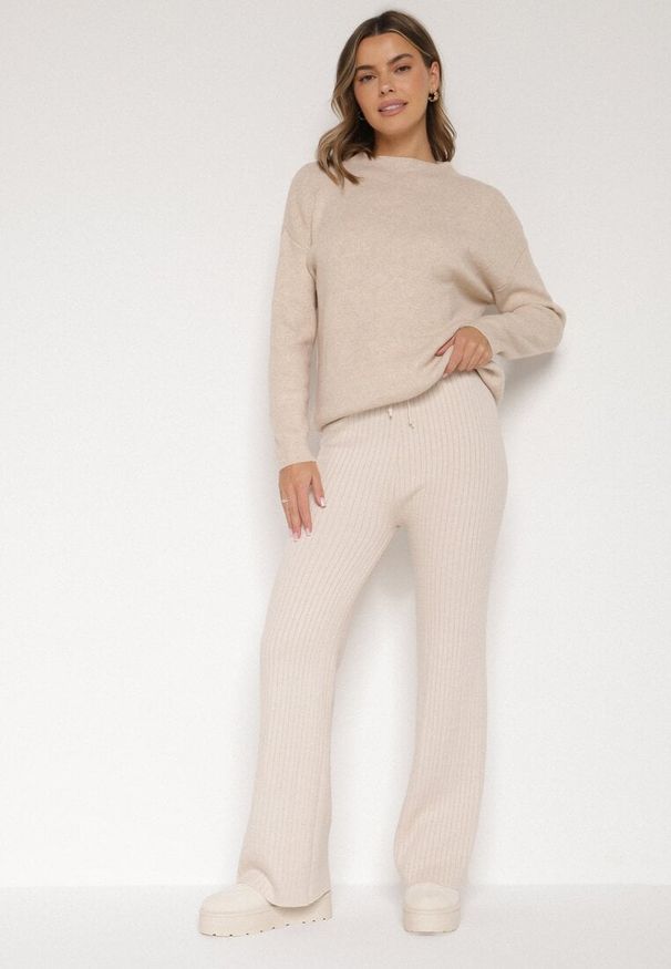 Born2be - Jasnobeżowe Prążkowane Spodnie z Wełną o Szerokim Kroju z Wysokim Stanem Reinnia. Okazja: na co dzień. Stan: podwyższony. Kolor: beżowy. Materiał: prążkowany, wełna. Styl: casual