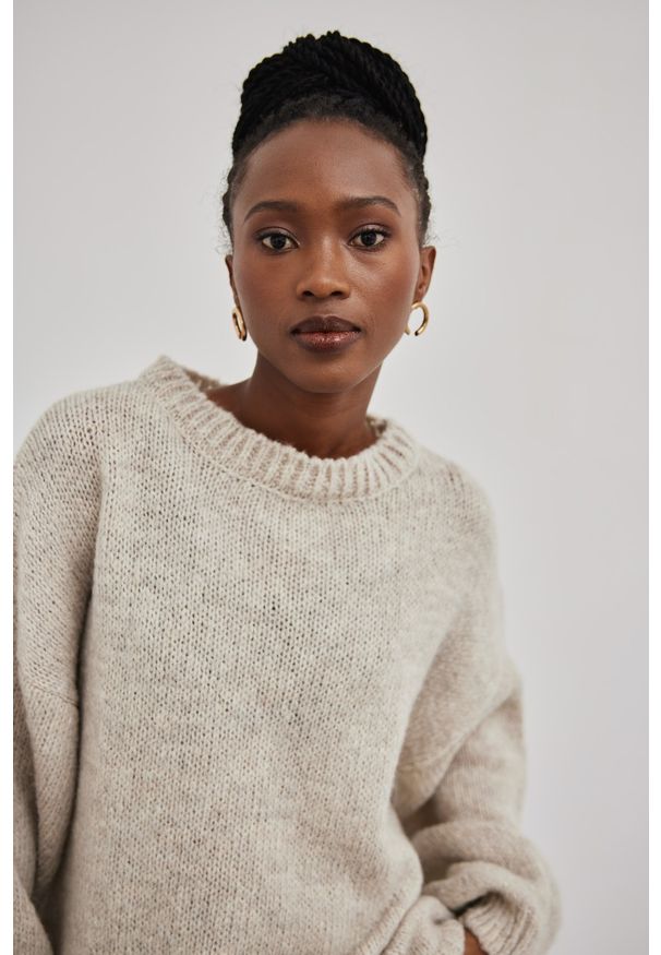 Marsala - Sweter oversize z bufiastym rękawem w kolorze IVORY - RIVERO. Okazja: na co dzień. Materiał: wełna, akryl, poliester, poliamid. Wzór: melanż. Sezon: zima, jesień. Styl: casual, wizytowy