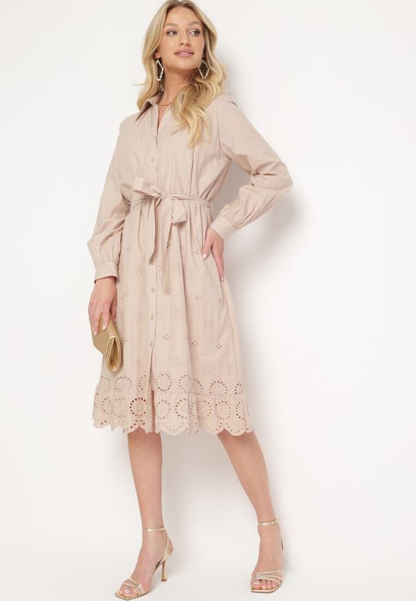 Born2be - Beżowa Koszulowa Sukienka z Bawełny Zapinana na Guziki z Materiałowym Paskiem i Koronką Uzilara. Kolor: beżowy. Materiał: materiał, bawełna, koronka. Długość rękawa: długi rękaw. Wzór: koronka. Typ sukienki: koszulowe. Styl: klasyczny