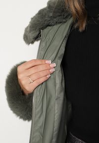 Born2be - Zielona Pikowana Kurtka z Szerokim Kołnierzem z Futerkiem Galerra. Okazja: na co dzień, na spacer. Kolor: zielony. Materiał: futro. Sezon: zima. Styl: casual, elegancki #5