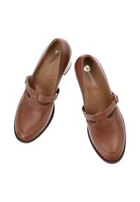 Brązowe Półbuty Armodo Eleganckie Obuwie Damskie. Okazja: na spotkanie biznesowe, do pracy. Zapięcie: pasek. Kolor: brązowy. Materiał: skóra. Obcas: na obcasie. Styl: elegancki. Wysokość obcasa: średni #6