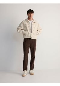 Reserved - Sztruksowe spodnie jogger - ciemnobrązowy. Kolor: brązowy. Materiał: sztruks #1