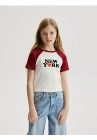 Reserved - Bawełniany t-shirt z aplikacją - czerwony. Kolor: czerwony. Materiał: bawełna. Wzór: aplikacja