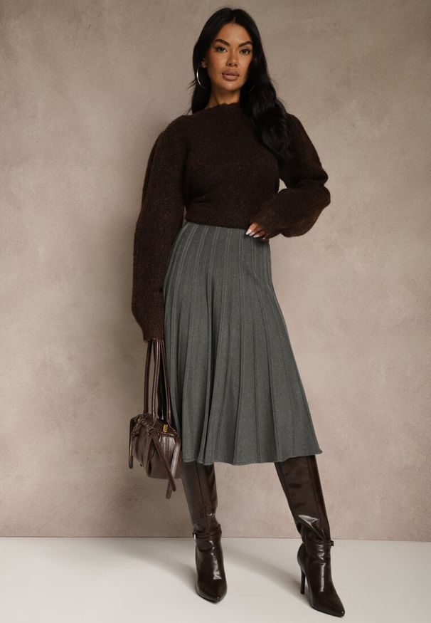 Renee - Ciemnoszara Dzianinowa Spódnica Plisowana o Rozkloszowanym Kroju Tuswia. Okazja: na co dzień. Stan: podwyższony. Kolor: szary. Materiał: dzianina. Wzór: aplikacja. Styl: klasyczny, casual