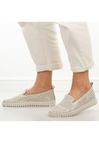 Złote skórzane półbuty damskie Cambell 19433. Okazja: na co dzień. Kolor: złoty. Materiał: skóra. Szerokość cholewki: normalna. Wzór: ażurowy. Sezon: wiosna, lato, jesień. Styl: casual, klasyczny, elegancki #1