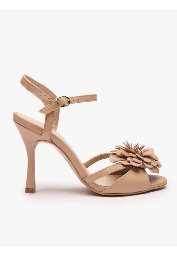 Ryłko - Beżowe sandały na obcasie z kwiatem. Nosek buta: okrągły. Zapięcie: sprzączka. Kolor: beżowy. Materiał: skóra. Wzór: kwiaty. Obcas: na obcasie. Styl: street, elegancki. Wysokość obcasa: średni