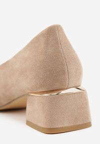 Born2be - Ciemnobeżowe Czółenka na Obcasie ze Skórzaną Wkładką ze Szpiczastym Noskiem Tialitha. Okazja: na spotkanie biznesowe. Nosek buta: szpiczasty. Kolor: beżowy. Materiał: skóra. Obcas: na obcasie. Styl: biznesowy, klasyczny. Wysokość obcasa: średni #4