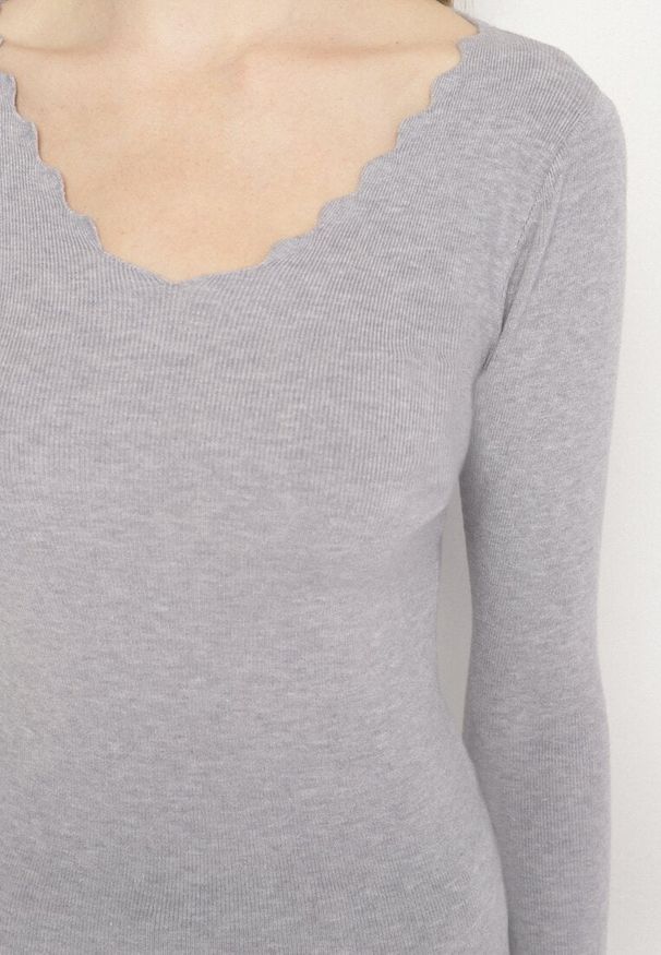 Born2be - Szary Dopasowany Sweter z Nieregularnym Dekoltem w Serek Fenarela. Okazja: na co dzień, do pracy, na spotkanie biznesowe. Typ kołnierza: dekolt w serek. Kolor: szary. Materiał: jeans. Styl: biznesowy, casual