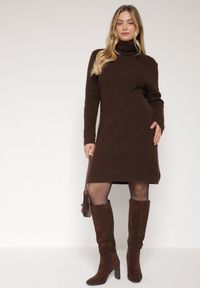 Born2be - Brązowa Sukienka Sweterkowa z Golfem z Wiskozą i Wełną Fedamira. Okazja: na co dzień. Typ kołnierza: golf. Kolor: brązowy. Materiał: wełna, wiskoza. Typ sukienki: proste. Styl: casual, klasyczny. Długość: maxi #7