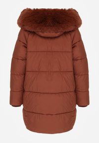 Born2be - Brązowa Pikowana Kurtka o Pudełkowym Kroju z Odpinanym Futerkiem i Ozdobnym Suwakiem Hedilina. Okazja: na co dzień, na spacer. Kolor: brązowy. Materiał: futro. Styl: casual, elegancki #5