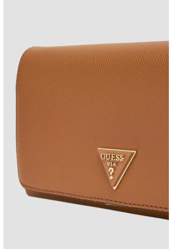 Guess - GUESS Brązowy portfel na łańcuszku Noelle II Mini. Kolor: brązowy. Materiał: skóra ekologiczna
